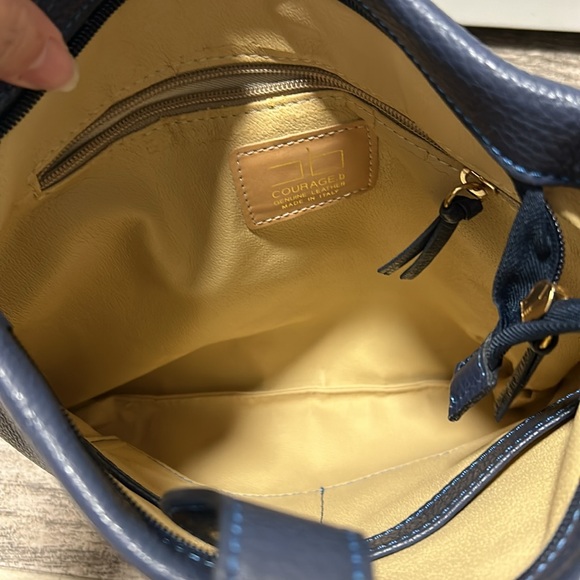 Courage B crossbody bag - Picture 8 of 8